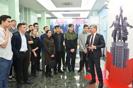 Д.Г. Новиков представил молодежной делегации из Московской области выставку в Госдуме, посвященную 30-летию возрождения нашей партии