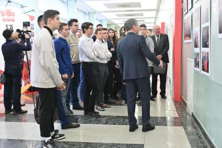 Д.Г. Новиков представил молодежной делегации из Московской области выставку в Госдуме, посвященную 30-летию возрождения нашей партии