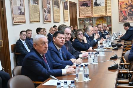 Г.А. Зюганов наградил депутатов фракции КПРФ в Госдуме памятными медалями к 80-летию Сталинградской битвы