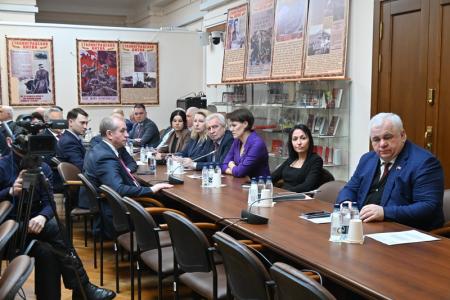 Г.А. Зюганов наградил депутатов фракции КПРФ в Госдуме памятными медалями к 80-летию Сталинградской битвы