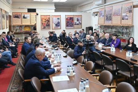 Г.А. Зюганов наградил депутатов фракции КПРФ в Госдуме памятными медалями к 80-летию Сталинградской битвы