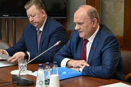Г.А. Зюганов наградил депутатов фракции КПРФ в Госдуме памятными медалями к 80-летию Сталинградской битвы