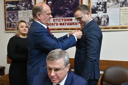 Г.А. Зюганов наградил депутатов фракции КПРФ в Госдуме памятными медалями к 80-летию Сталинградской битвы