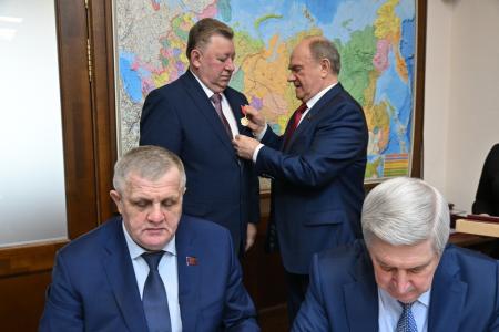 Г.А. Зюганов наградил депутатов фракции КПРФ в Госдуме памятными медалями к 80-летию Сталинградской битвы