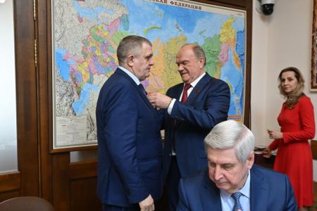 Г.А. Зюганов наградил депутатов фракции КПРФ в Госдуме памятными медалями к 80-летию Сталинградской битвы