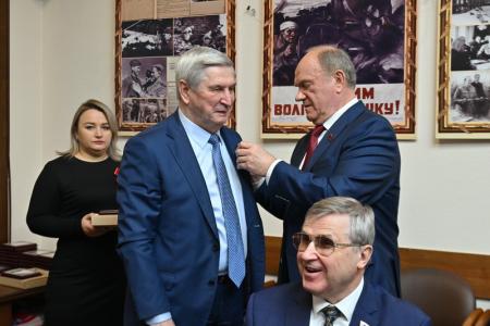 Г.А. Зюганов наградил депутатов фракции КПРФ в Госдуме памятными медалями к 80-летию Сталинградской битвы