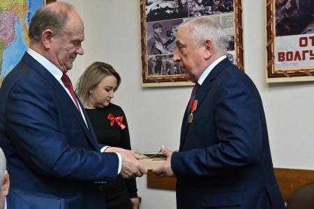 Г.А. Зюганов наградил депутатов фракции КПРФ в Госдуме памятными медалями к 80-летию Сталинградской битвы