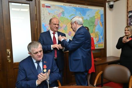 Г.А. Зюганов наградил депутатов фракции КПРФ в Госдуме памятными медалями к 80-летию Сталинградской битвы