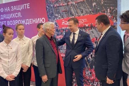 Комсомольцы и коммунисты Калужской области посетили выставку, посвящённую 30-летию КПРФ в Государственной Думе