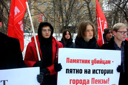 В Пензе прошла акция за снос памятника белочешским убийцам