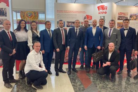 Комсомольцы городских округов Дмитров и Лобня Московской области посетили выставку, посвящённую 30-летию КПРФ