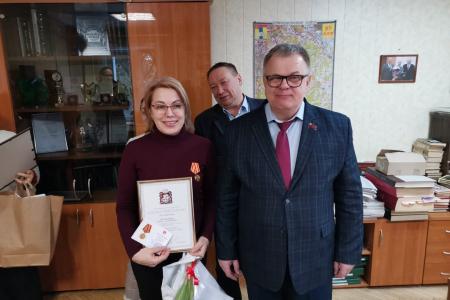 Руководитель фракции КПРФ в Мособлдуме Александр Наумов поздравил с Международным женским днём сотрудниц редакции газеты «Призыв» в Домодедове