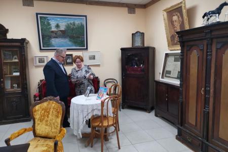 Руководитель фракции КПРФ в Мособлдуме Александр Наумов осмотрел музейную экспозицию в краеведческом отделе Городского центра культуры и досуга в Озёрах