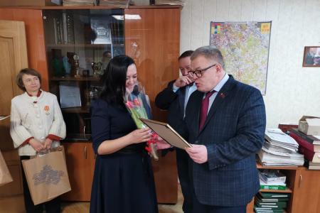Руководитель фракции КПРФ в Мособлдуме Александр Наумов поздравил с Международным женским днём сотрудниц редакции газеты «Призыв» в Домодедове