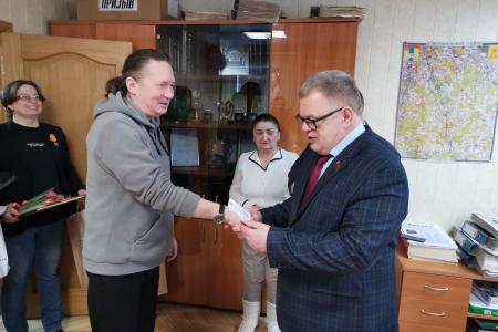 Руководитель фракции КПРФ в Мособлдуме Александр Наумов поздравил с Международным женским днём сотрудниц редакции газеты «Призыв» в Домодедове