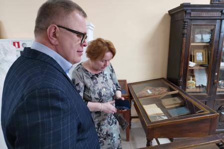 Руководитель фракции КПРФ в Мособлдуме Александр Наумов осмотрел музейную экспозицию в краеведческом отделе Городского центра культуры и досуга в Озёрах