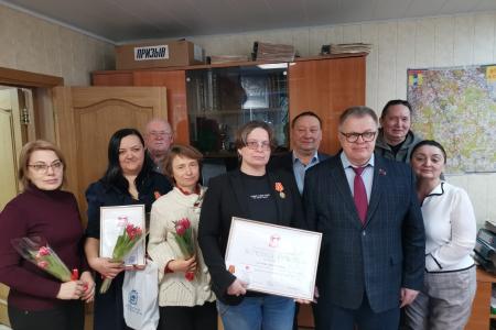 Руководитель фракции КПРФ в Мособлдуме Александр Наумов поздравил с Международным женским днём сотрудниц редакции газеты «Призыв» в Домодедове