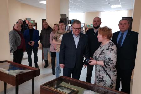 Руководитель фракции КПРФ в Мособлдуме Александр Наумов осмотрел музейную экспозицию в краеведческом отделе Городского центра культуры и досуга в Озёрах