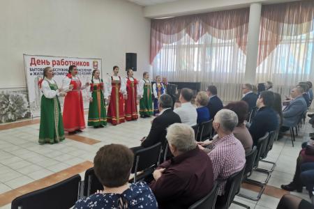 Руководитель фракции КПРФ в Мособлдуме Александр Наумов поздравил с праздником работников ЖКХ Можайского городского округа