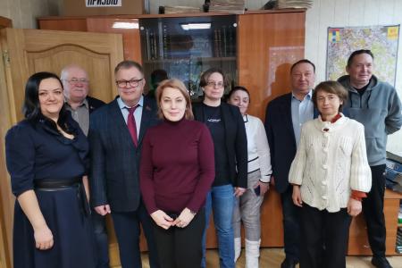 Руководитель фракции КПРФ в Мособлдуме Александр Наумов поздравил с Международным женским днём сотрудниц редакции газеты «Призыв» в Домодедове