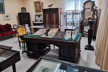 Руководитель фракции КПРФ в Мособлдуме Александр Наумов осмотрел музейную экспозицию в краеведческом отделе Городского центра культуры и досуга в Озёрах