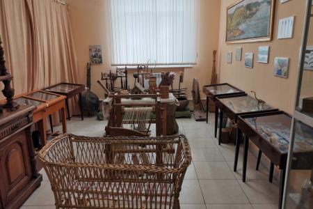 Руководитель фракции КПРФ в Мособлдуме Александр Наумов осмотрел музейную экспозицию в краеведческом отделе Городского центра культуры и досуга в Озёрах