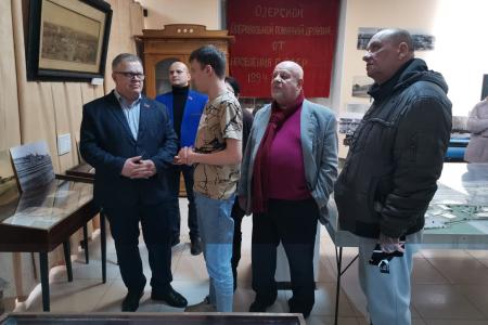 Руководитель фракции КПРФ в Мособлдуме Александр Наумов осмотрел музейную экспозицию в краеведческом отделе Городского центра культуры и досуга в Озёрах