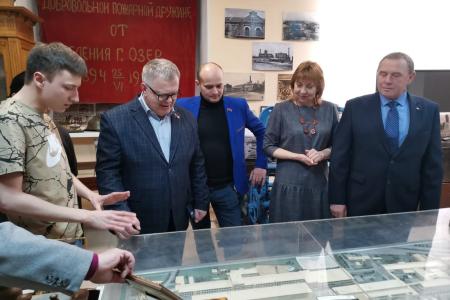 Руководитель фракции КПРФ в Мособлдуме Александр Наумов осмотрел музейную экспозицию в краеведческом отделе Городского центра культуры и досуга в Озёрах