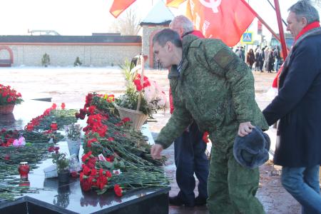 К памятнику «Купол» под Псковом коммунисты торжественно возложили цветы в День памяти 6-й роты