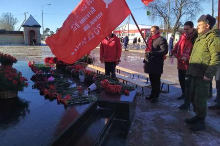 К памятнику «Купол» под Псковом коммунисты торжественно возложили цветы в День памяти 6-й роты