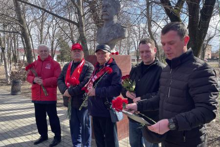В День памяти И.В. Сталина в Белореченске прошла совместная акция коммунистов Краснодарского края и Республики Адыгея
