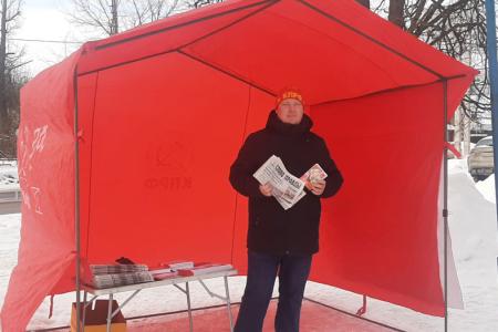 Коммунисты Ивановского горкома КПРФ поздравили женщин с праздником