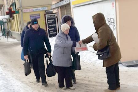 Коммунисты Ивановского горкома КПРФ поздравили женщин с праздником