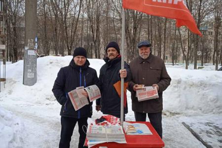 Коммунисты Ивановского горкома КПРФ поздравили женщин с праздником