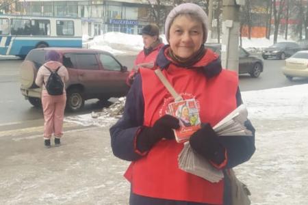 Коммунисты Ивановского горкома КПРФ поздравили женщин с праздником