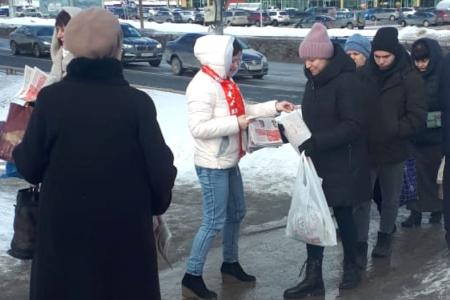 Коммунисты Ивановского горкома КПРФ поздравили женщин с праздником