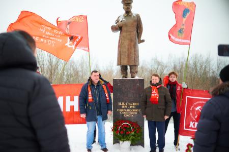 Нижегородские коммунисты возложили цветы к памятнику И. В. Сталину