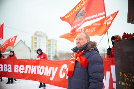 Нижегородские коммунисты возложили цветы к памятнику И. В. Сталину