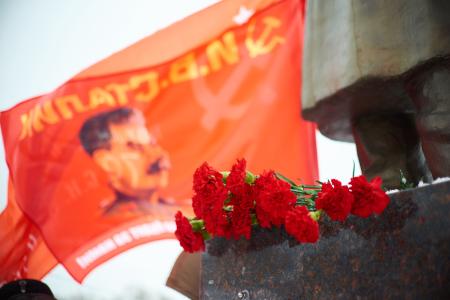 Нижегородские коммунисты возложили цветы к памятнику И. В. Сталину