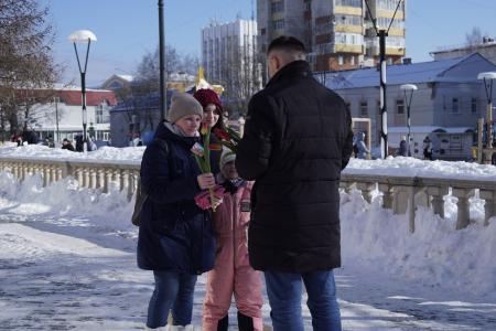 Республика Коми. Дарите женщинам цветы и газету КПРФ!