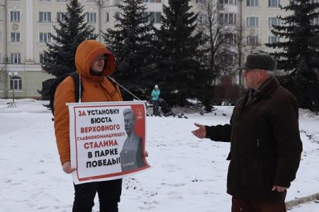 Имя Сталина живёт в народе! Орловские коммунисты провели серию одиночных пикетов