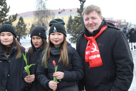 Коммунисты Тувы поздравили женщин с 8 марта