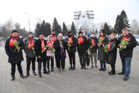 Коммунисты Тувы поздравили женщин с 8 марта