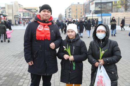 Коммунисты Тувы поздравили женщин с 8 марта