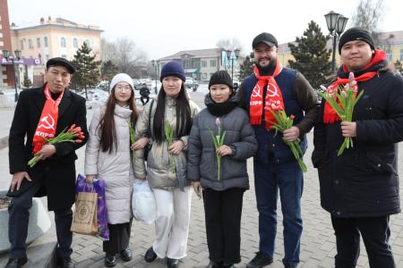Коммунисты Тувы поздравили женщин с 8 марта