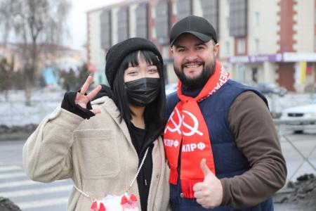Коммунисты Тувы поздравили женщин с 8 марта