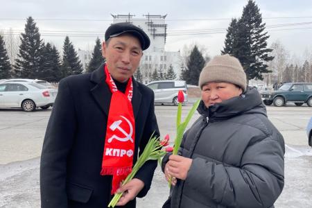 Коммунисты Тувы поздравили женщин с 8 марта