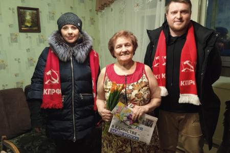Калужские коммунисты поздравили женщин-ветеранов с праздником 8 Марта