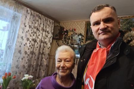 Калужские коммунисты поздравили женщин-ветеранов с праздником 8 Марта