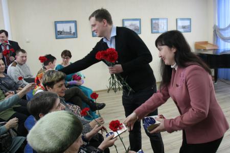 Рязанские депутаты-коммунисты поздравили рязаночек с Международным женским Днем 8 Марта